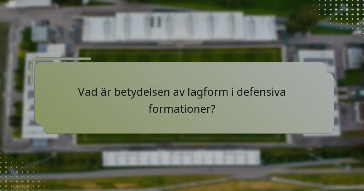 Vad är betydelsen av lagform i defensiva formationer?